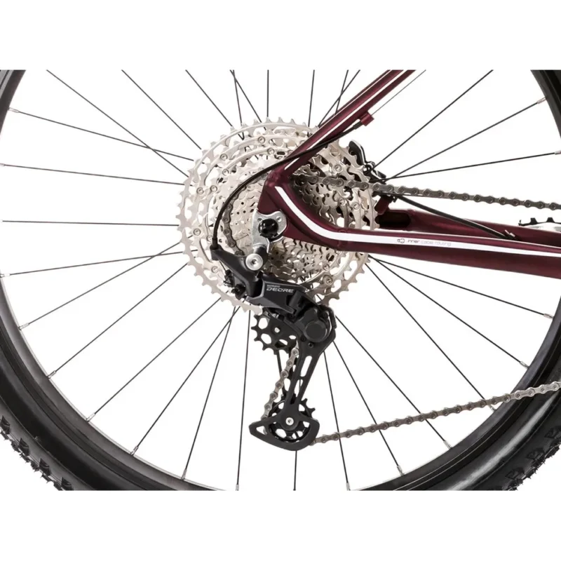 Es ist ein Mountainbike, das Freizeit- und Tourenfahrten problemlos mit den ersten Starts bei Amateurrennen kombinieren kann. Es ist eine vielseitige Maschine, die das Fahren im Gelände liebt.