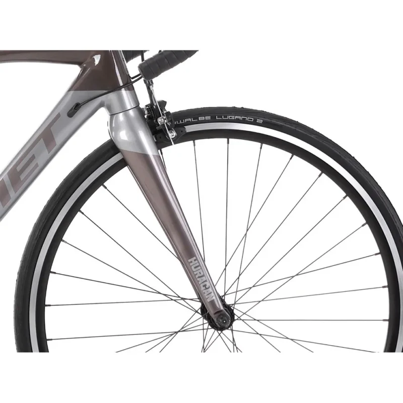 Erleben Sie die Freiheit des Offroad-Fahrens mit unserem hochwertigen Gravel Bike! Unser Gravel Bike wurde entwickelt, um Ihre Abenteuerlust zu stillen und gleichzeitig erstklassige Leistung und Vielseitigkeit zu bieten.