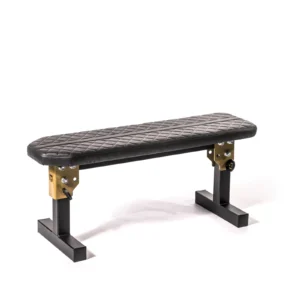 Flachbank: Die Flachbank selbst ist in der Regel eine stabile und flache Oberfläche, auf der man während des Trainings liegt oder sitzt. Sie ist oft gepolstert, um Komfort während des Trainings zu bieten. Die Flachbank ist normalerweise nicht verstellbar, was bedeutet, dass sie eine feste horizontale Position hat. Dies ist ideal für Übungen wie das Bankdrücken, bei denen die Langhantel oder Kurzhanteln von der Brust aus gestemmt werden.