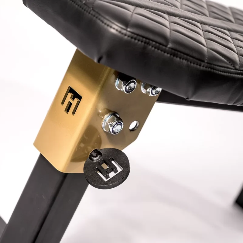 Flachbank: Die Flachbank selbst ist in der Regel eine stabile und flache Oberfläche, auf der man während des Trainings liegt oder sitzt. Sie ist oft gepolstert, um Komfort während des Trainings zu bieten. Die Flachbank ist normalerweise nicht verstellbar, was bedeutet, dass sie eine feste horizontale Position hat. Dies ist ideal für Übungen wie das Bankdrücken, bei denen die Langhantel oder Kurzhanteln von der Brust aus gestemmt werden.