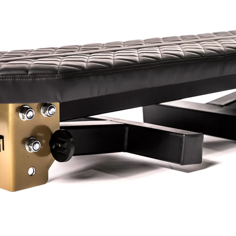 Flachbank: Die Flachbank selbst ist in der Regel eine stabile und flache Oberfläche, auf der man während des Trainings liegt oder sitzt. Sie ist oft gepolstert, um Komfort während des Trainings zu bieten. Die Flachbank ist normalerweise nicht verstellbar, was bedeutet, dass sie eine feste horizontale Position hat. Dies ist ideal für Übungen wie das Bankdrücken, bei denen die Langhantel oder Kurzhanteln von der Brust aus gestemmt werden.