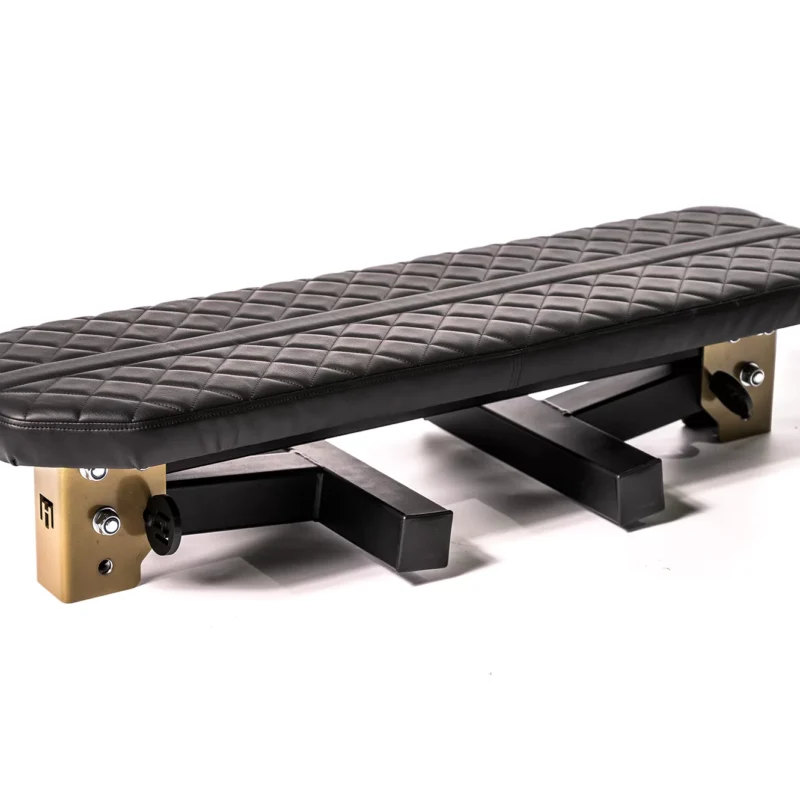 Flachbank: Die Flachbank selbst ist in der Regel eine stabile und flache Oberfläche, auf der man während des Trainings liegt oder sitzt. Sie ist oft gepolstert, um Komfort während des Trainings zu bieten. Die Flachbank ist normalerweise nicht verstellbar, was bedeutet, dass sie eine feste horizontale Position hat. Dies ist ideal für Übungen wie das Bankdrücken, bei denen die Langhantel oder Kurzhanteln von der Brust aus gestemmt werden.