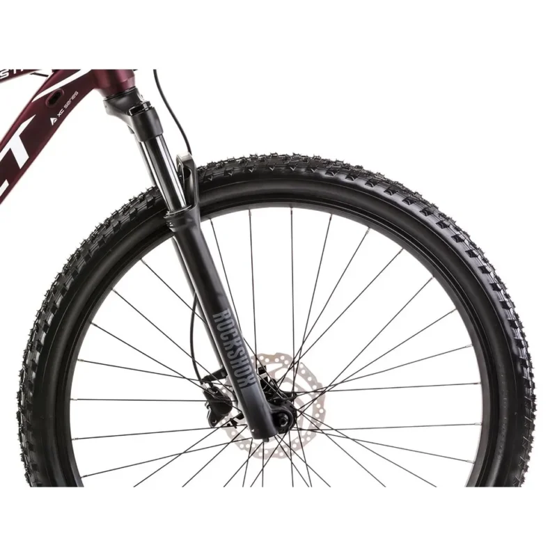 Es ist ein Mountainbike, das Freizeit- und Tourenfahrten problemlos mit den ersten Starts bei Amateurrennen kombinieren kann. Es ist eine vielseitige Maschine, die das Fahren im Gelände liebt.