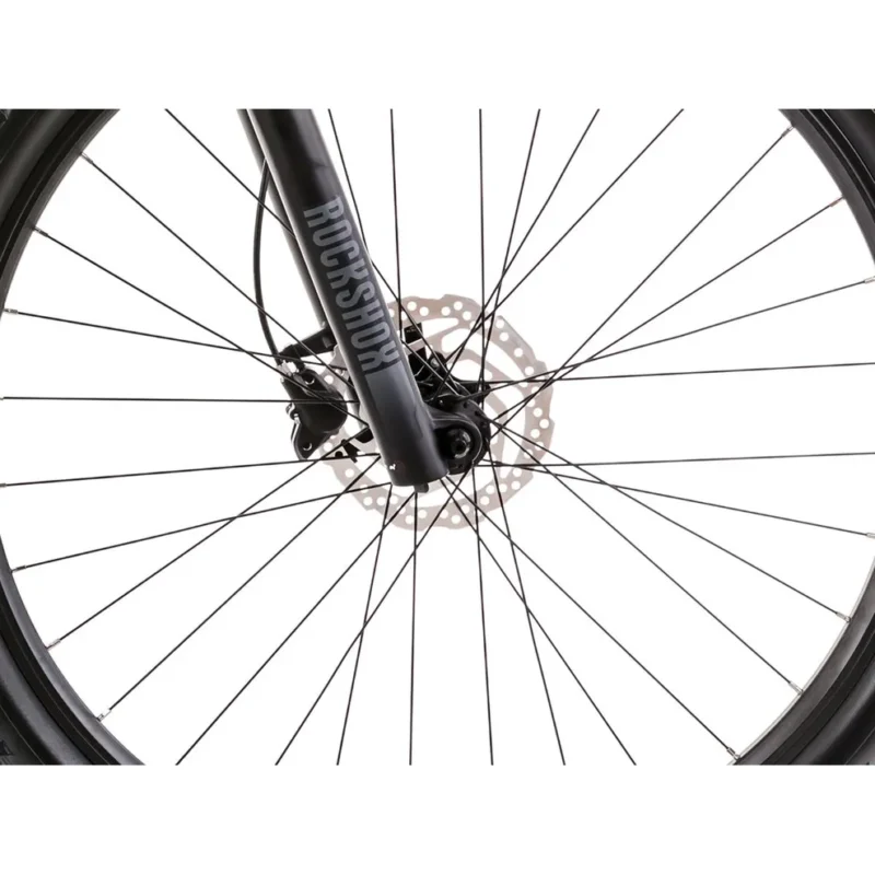 Es ist ein Mountainbike, das Freizeit- und Tourenfahrten problemlos mit den ersten Starts bei Amateurrennen kombinieren kann. Es ist eine vielseitige Maschine, die das Fahren im Gelände liebt.