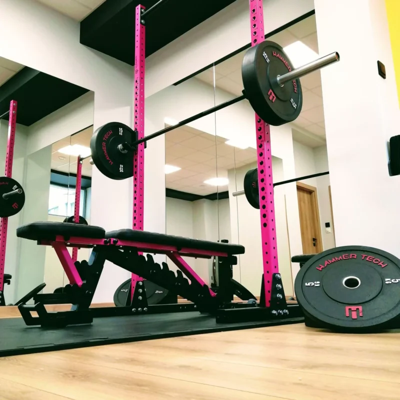 Egal, ob Sie Anfänger oder erfahrener Athlet sind, das Power Rack Fitness Station ist der Schlüssel zu einer effektiven und sicheren Trainingserfahrung. Verabschieden Sie sich von den Einschränkungen des Fitnessstudios und entdecken Sie die Freiheit des Trainings in Ihren eigenen vier Wänden mit diesem bemerkenswerten Fitnessgerät. Es ist Zeit, Ihre Fitnessziele auf das nächste Level zu heben und Ihre einzigartige Stärke zu entfesseln - mit dem Power Rack Fitness Station.