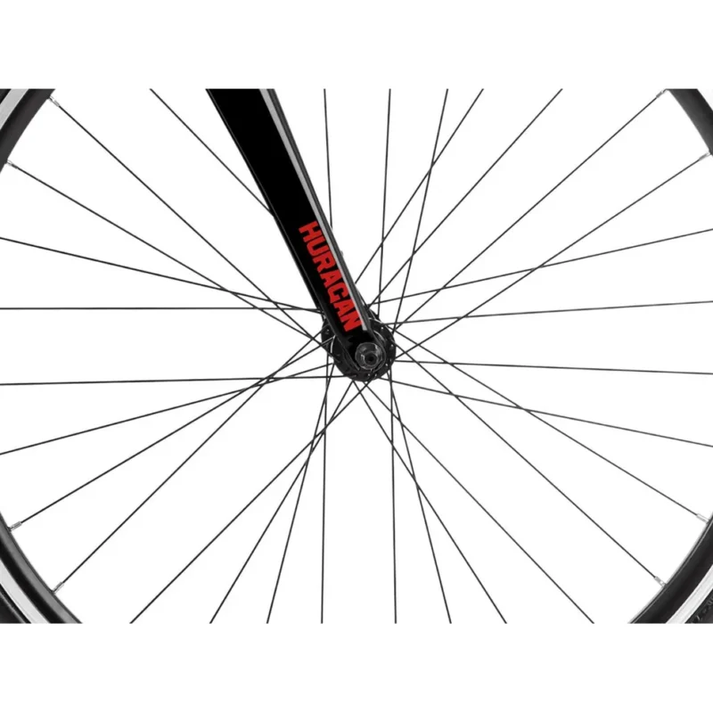 Eine ausgezeichnete Option für Radanfänger. Ein komplettes Rennrad, ausgestattet mit Annehmlichkeiten wie einer Carbongabel, die den Fahrkomfort auch auf minderwertigem Asphalt effektiv erhöht.