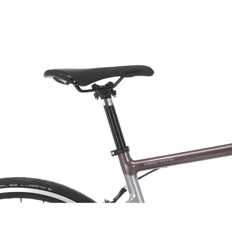 Erleben Sie die Freiheit des Offroad-Fahrens mit unserem hochwertigen Gravel Bike! Unser Gravel Bike wurde entwickelt, um Ihre Abenteuerlust zu stillen und gleichzeitig erstklassige Leistung und Vielseitigkeit zu bieten.