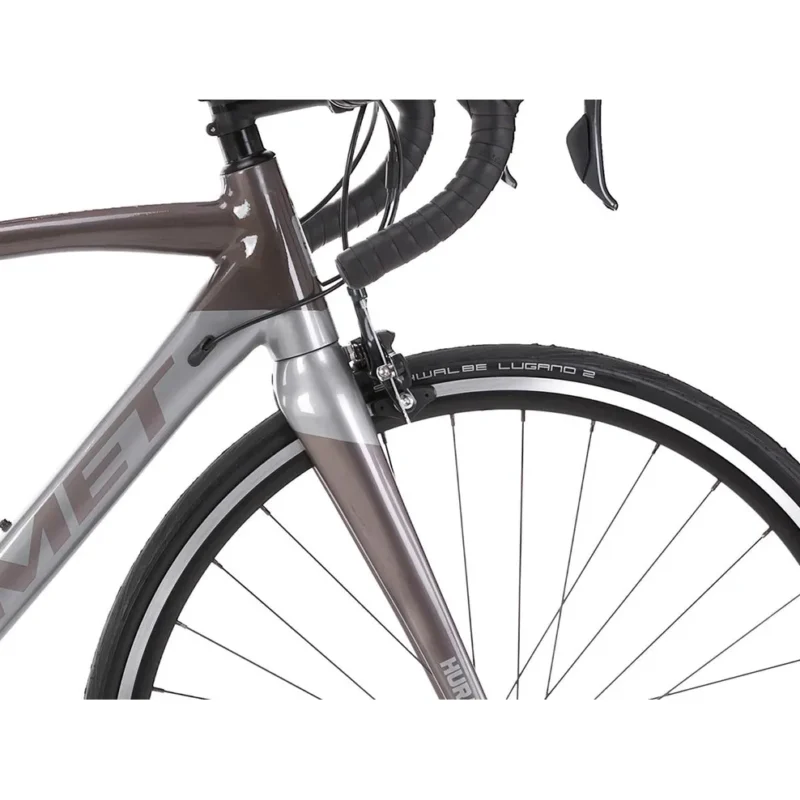 Erleben Sie die Freiheit des Offroad-Fahrens mit unserem hochwertigen Gravel Bike! Unser Gravel Bike wurde entwickelt, um Ihre Abenteuerlust zu stillen und gleichzeitig erstklassige Leistung und Vielseitigkeit zu bieten.