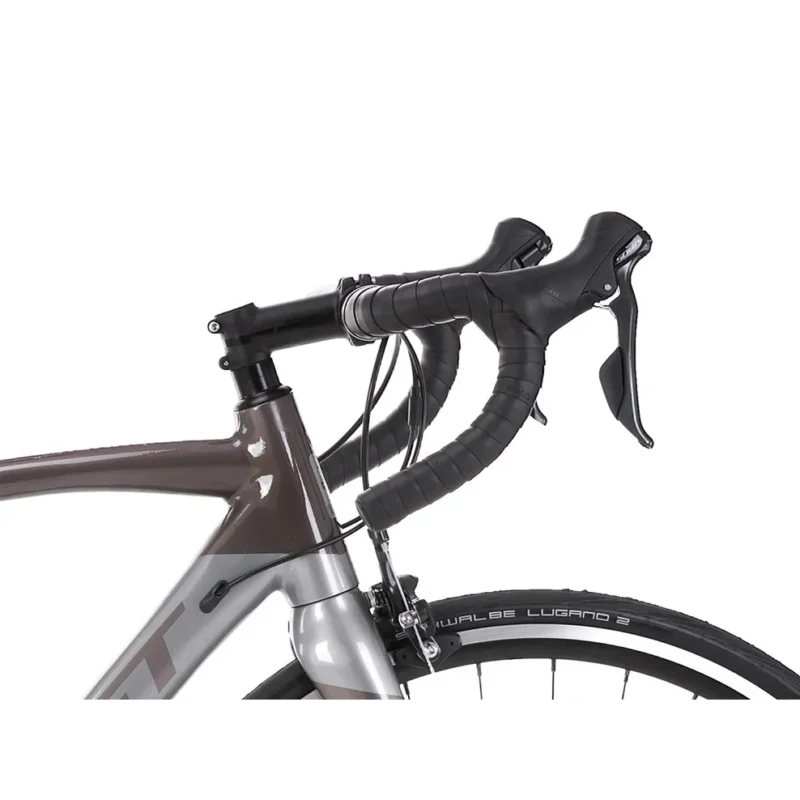 Erleben Sie die Freiheit des Offroad-Fahrens mit unserem hochwertigen Gravel Bike! Unser Gravel Bike wurde entwickelt, um Ihre Abenteuerlust zu stillen und gleichzeitig erstklassige Leistung und Vielseitigkeit zu bieten.